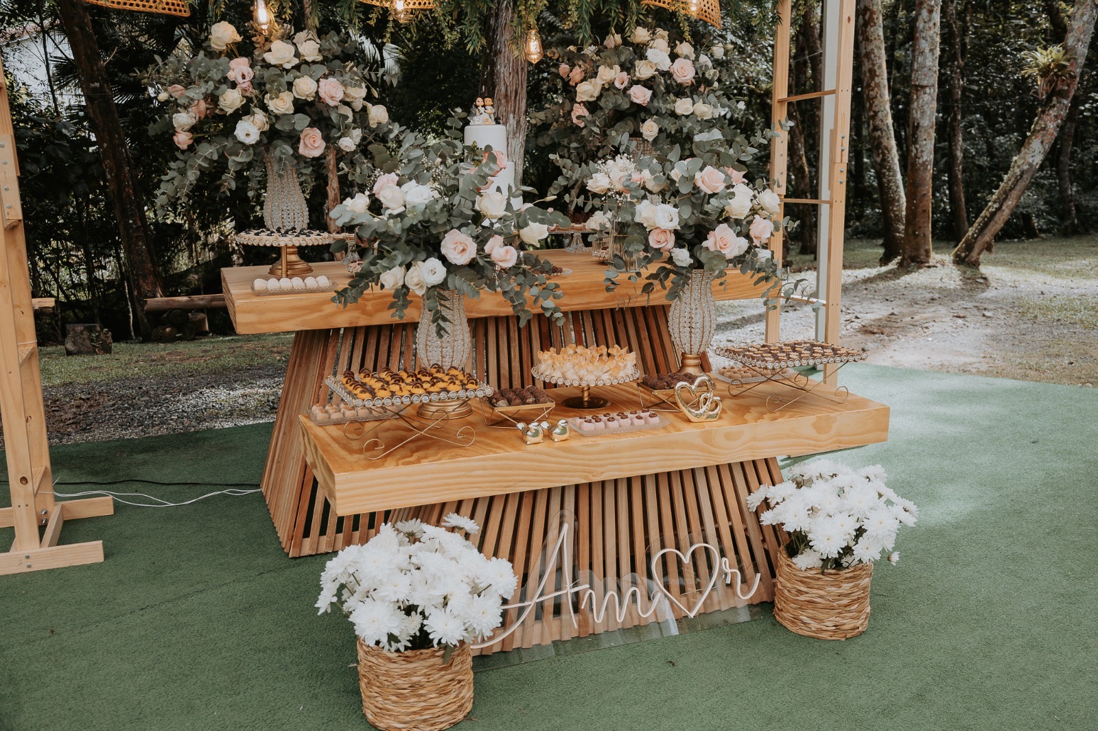 Serra Garden — mesa de doces com flores
